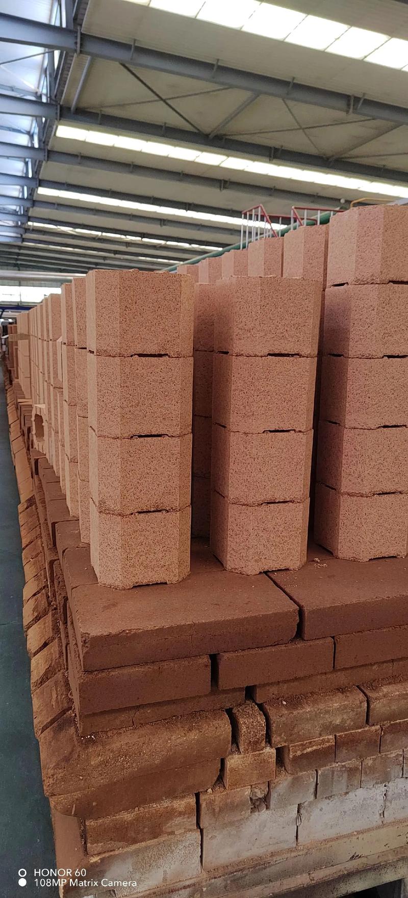 大石橋市科建特新耐火材料,生產高新耐材材料,電熔鎂磚